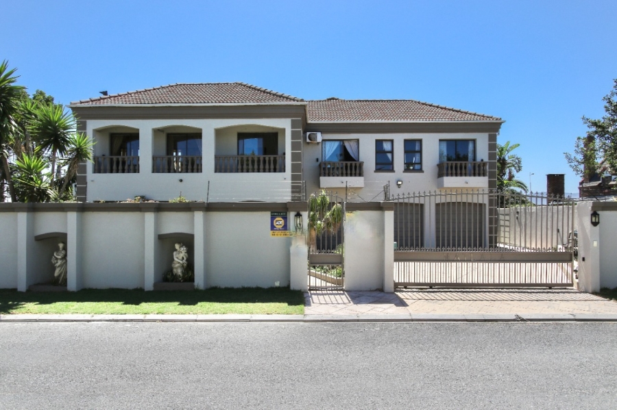 To Let 6 Bedroom Property for Rent in Sunset Beach Western Cape
